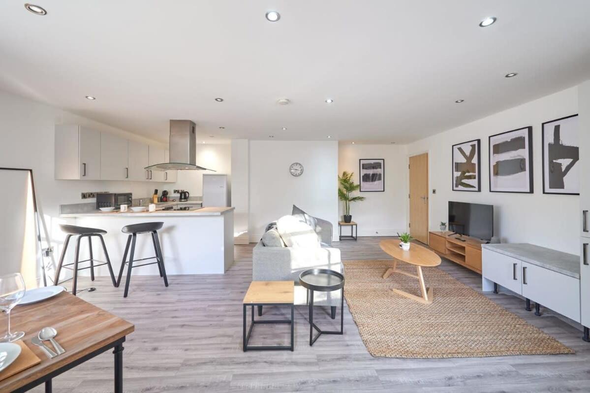 A Stylish Apartment With Parking In Preston Πρέστον Εξωτερικό φωτογραφία